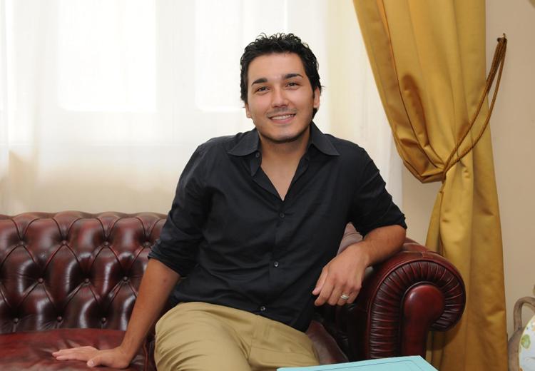 Danilo Giuffrida, alla visita di leva nel 2005 dichiarò la sua omosessualità all'ospedale militare di Augusta. L'informazione venne trasmessa alla motorizzazione che dispose un "nuovo esame di idoneità psico-fisica" sulla base del fatto che il giovane gay non avrebbe avuto i "requisiti psicofici richiesti" per guidare. Patente sospesa. Giuffrida si rivolse così all'avvocato Giuseppe Lipera che iniziò la battaglia giudiziaria. Il Tar di Catania sospese il provvedimento, sostenendo che l'omosessualità "non può considerarsi una malattia psichica" e restituì al giovane l'idoneità di guida. Giuffrida presentò anche domanda di risarcimento danni ai ministeri della Difesa e dei Trasporti, ottenendo, in primo grado, 100 mila euro. Troppi soldi a detta della Corte d'appello di Catania che, il 12 dicembre 2010, ridusse la somma a 20 mila euro. Oggi la Suprema Corte ha disposto un nuovo processo d'appello, sostenendo che 20 mila euro sono troppo pochi per una vittima di omofobia. Nel dettaglio, la Suprema corte ha ricordato che "il diritto al proprio orientamento sessuale, cristallizzato nelle sue tre componenti della condotta, dell'inclinazione e della comunicazione (coming out) è oggetto di specifica e indiscussa tutela da parte della stessa Corte europea dei diritti dell'uomo fin dalla sentenza Dudgeon/Regno Unito del 1981". Nel caso in questione, poi, "nonostante il malaccorto tentativo della Corte territoriale di edulcorare la gravità del fatto, riconducendola ad aspetti soltanto endo-amministrativi, non pare revocabile in dubbio che la parte lesa sia stata vittima di un vero e proprio (oltre che intollerabilmente reiterato) comportamento di omofobia"