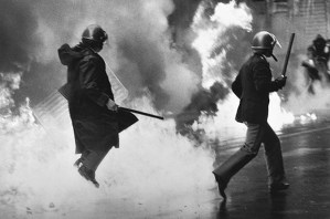 D'accordo con Di Pietro: non si può lasciare che dei poliziotti scappino lasciando dare alle fiamme la loro pattuglia.