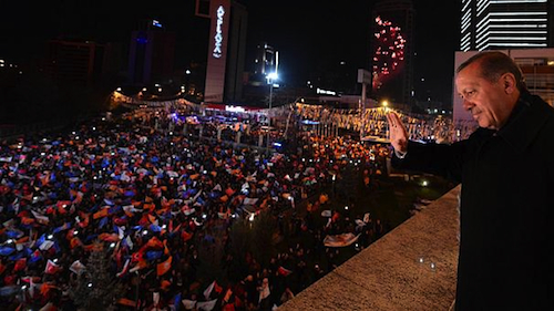 Recep Tayyip Erdoğan saluta i suoi sostenitori