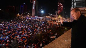 Recep Tayyip Erdoğan saluta i suoi sostenitori