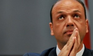 Alfano vuole abolire i registri comunali sulle coppie di fatto