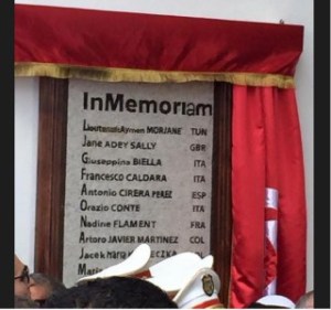 una stele commemorativa delle vittime dell’attacco