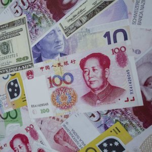 La Cina ferma la corsa dello yuan.