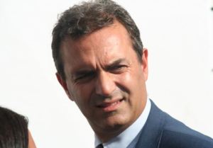 Comune di Napoli concede atto di nascita a un bambino con due madri. Il Prefetto annulla.