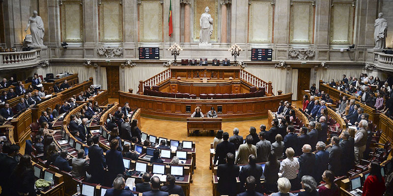 Il Portogallo ha approvato le adozioni per le coppie gay