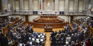 Il Portogallo ha approvato le adozioni per le coppie gay