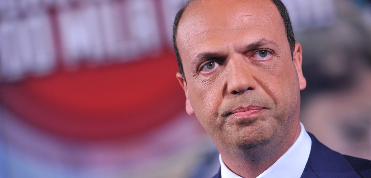 Alfano indagato, M5s propone sfiducia