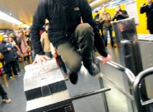 Il salto del biglietto nella metro di Milano