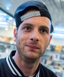 Clementino rifiuta di collaborae con dei camorristi e li fa arrestare