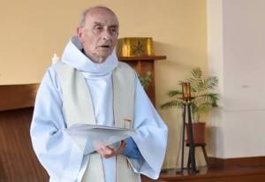 Ancora terrore in Francia, sgozzato un parroco in una chiesa vicino a Rouen. Uccisi i due aggressori 