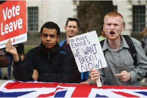 Brexit, l’Alta Corte rallenta l’uscita dall’Ue: “Deve votare il Parlamento”