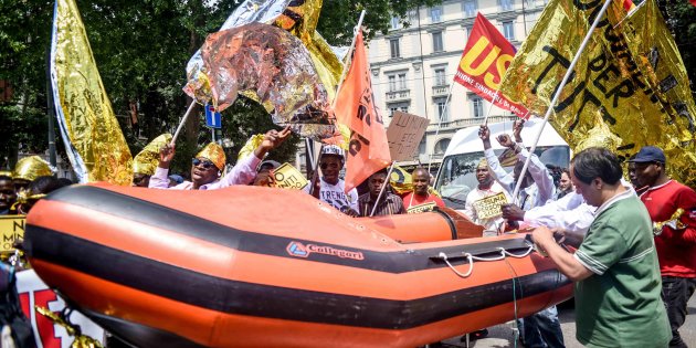 Marcia pro-immigrati Milano e di partito (M5s) a Perugia