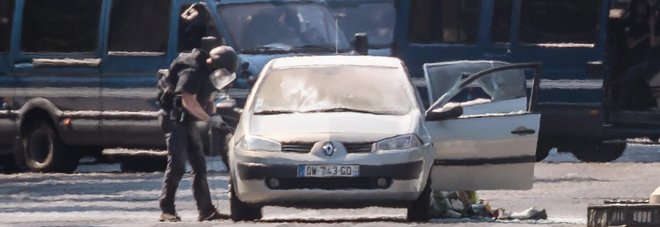 Parigi, uomo si lancia con l'auto contro furgone della polizia