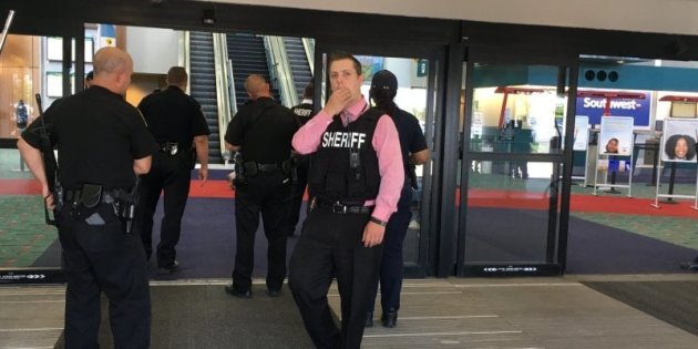 "Ha urlato Allah Akbar". Un ex ufficiale di polizia accoltellato in aeroporto del Michigan