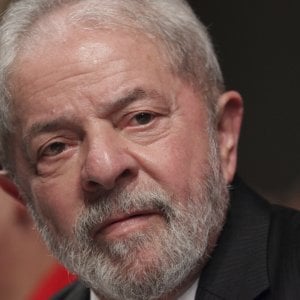 Brasile, ex presidente Lula condannato a 9 anni e sei mesi per corruzione