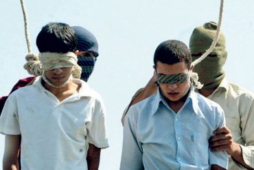 Iran, due adolescenti impiccati