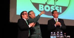 Bossi si dimette da segretario della Lega