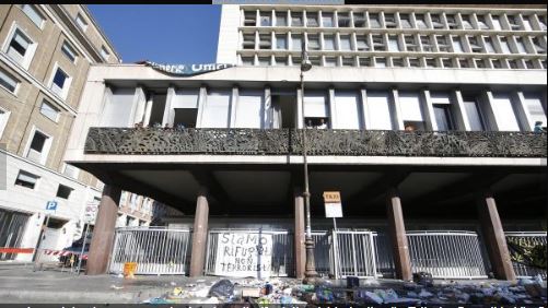 Raggi sgombera migranti