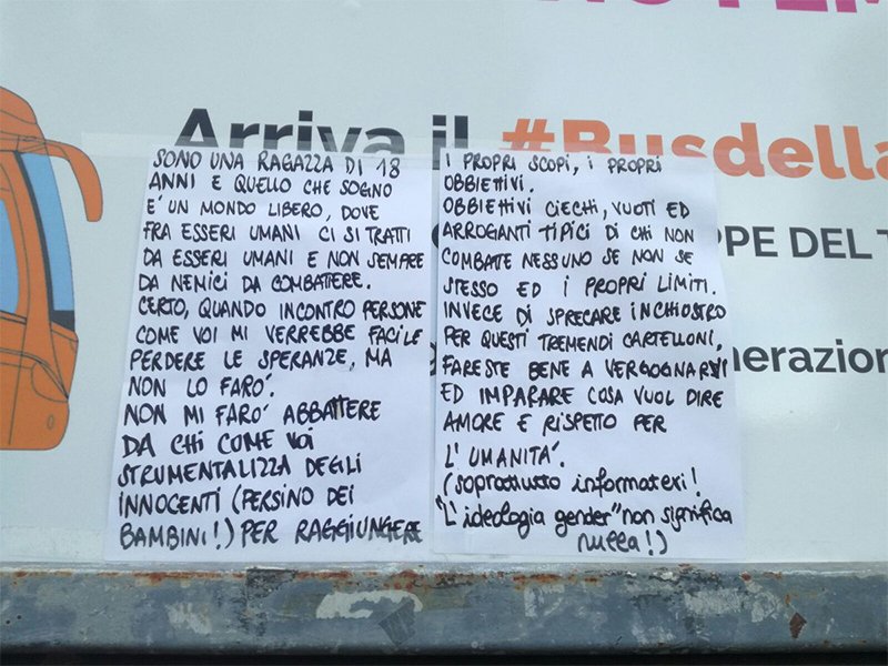 Il messaggio che annienta i bus "no gender"