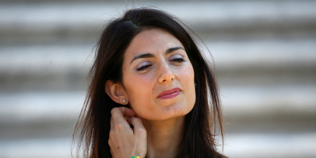 Virginia Raggi, la Procura di Roma chiede il processo per falso