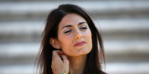 Virginia Raggi, la Procura di Roma chiede il processo per falso