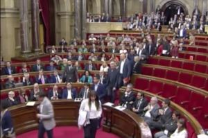 Barcellona, il Parlamento catalano approva l'indipendenza. E il Senato spagnolo commissaria la regione