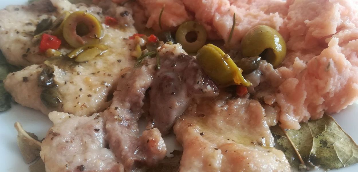 Maiale alle olive con purè rosso