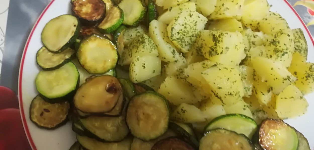 Insalata di patate con contorno di zucchine