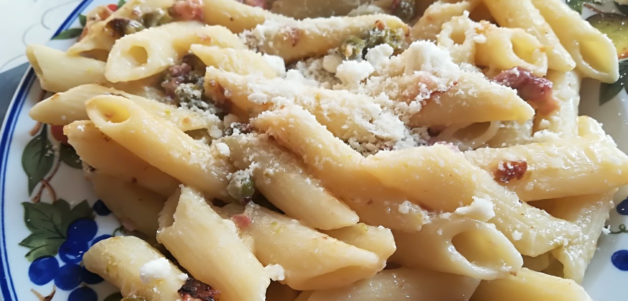 Pasta con piselli e pancetta