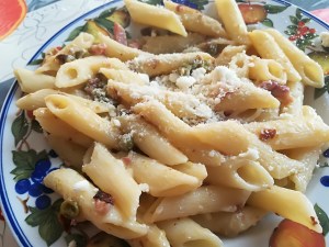 Pasta con piselli e pancetta