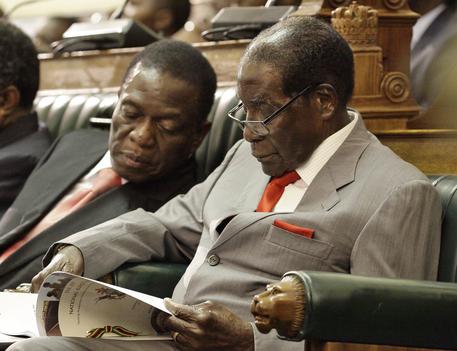 Zimbabwe, Mugabe prova a resistere