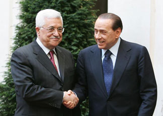 Berlusconi abbraccia Abu Mazen: La pace è vicina