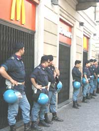 A Milano guerriglia tra autonomi e polizia