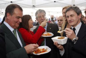 Bossi sigla la pace con Alemanno mangiando coda alla vaccinara