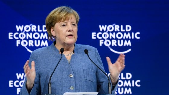 Davos, Merkel contro Trump: "Non ha imparato la lezione della storia"