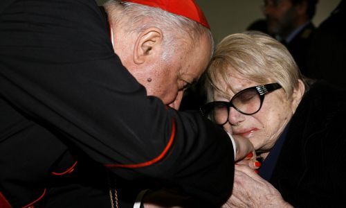 E' morta anche Sandra Mondaini Post n°4011 pubblicato il 22 Settembre 2010 da lo_snorki Tag: tv L'attrice Sandra Mondaini è morta oggi all'età di 79 anni in un ospedale di Milano, a soli cinque mesi dalla scomparsa del marito, Raimondo Vianello, con il quale ha formato una coppia storica della televisione italiana. L'attrice, da tempo malata, si è spenta poco prima delle 13 all'ospedale San Raffaele di Milano per una "insufficienza respiratoria importante", secondo quanto riferito dallo stesso nosocomio. Lo scorso 15 aprile era morto Vianello, con il quale l'attrice aveva diviso oltre che la vita anche il piccolo schermo e il palcoscenico. Famosa anche tra i bambini per la sua interpretazione del pagliaccio "Sbirulino", Mondaini è stata protagonista assieme al marito di numerosi programmi e sit-com di successo. Nonostante Vianello e Mondaini abbiano lavorato insieme a teatro già dalle fine degli anni 50, è negli anni 70 che la coppia si afferma in tv, grazie a programmi come "Tante scuse", "Di nuovo tante scuse" e "Noi no".