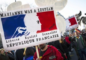 Francia, sì a nozze e adozioni gay da inizio 2013