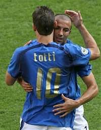 Mondiali, l'Italia nei quarti. Totti su rigore: vittoria al 95'