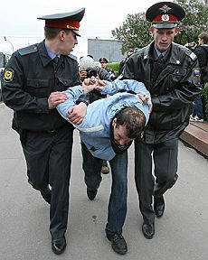 Mosca, manganelli contro il Gay pride. Ammanettati venti manifestanti