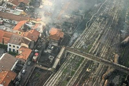 Un treno deraglia a Viareggio. Berlusconi contestato sul luogo dell'incidente