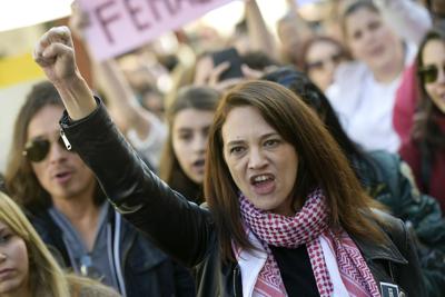 Molestie, perché le 124 attrici hanno paura di fare i nomi?