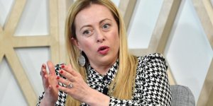 Giorgia Meloni contestata a Livorno: contro di lei anche una bottiglietta di plastica