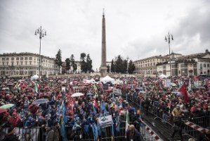 Giornata di cortei. A Roma e Palermo in piazza l'antifascismo. A Milano Lega, FdI e i centri sociali
