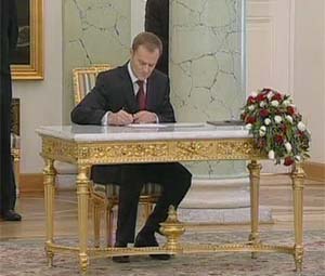 Il nuovo governo Tusk giura di fronte al presidente polacco Kaczynski