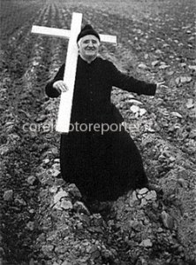 Il parroco paga chi chiama il figlio Carpoforo.