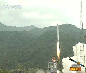 La Cina lancia il suo primo satellite lunare