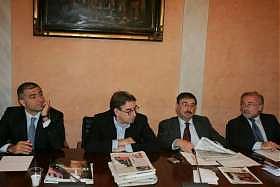 La Cosa Rossa prova a decollare ma su falce e martello è guerra