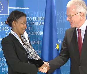 L'Ue dovrebbe finanziare la protezione per l'olandese Ayaan Hirsi Ali