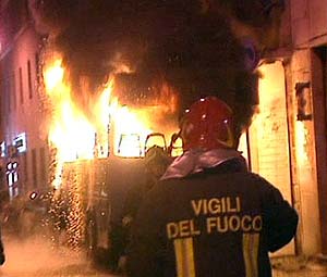 Morte di un tifoso laziale e scene di guerriglia urbana a Roma