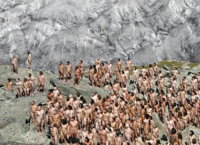 Nudi sul ghiacciaio contro l'effetto serra